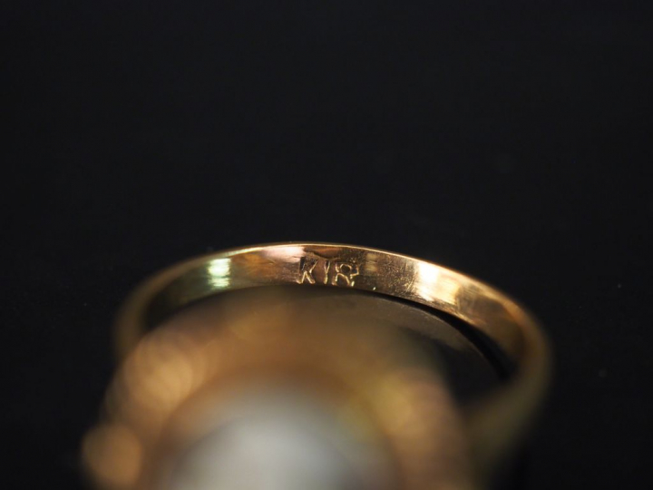 Bague Napoléon III en or jaune, sertie en son centre d'un camée figura