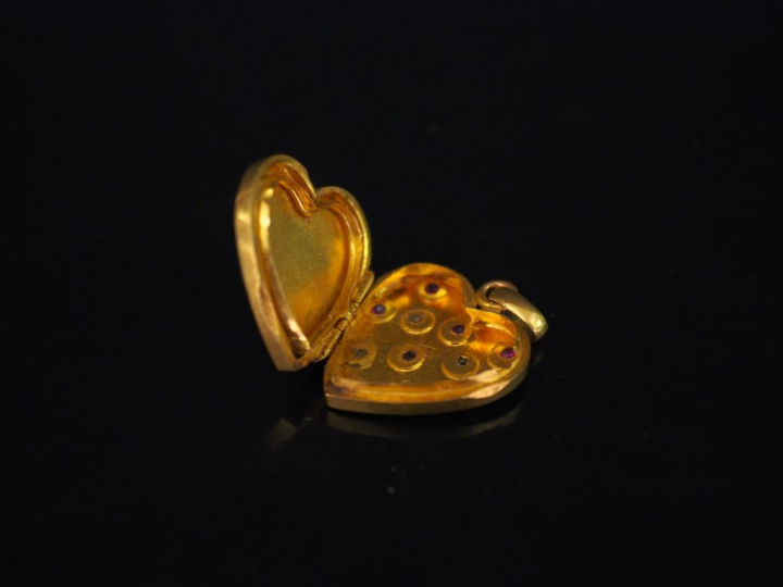 Pendentif porte-photo en or jaune, pierres roses et éclats de diamant 