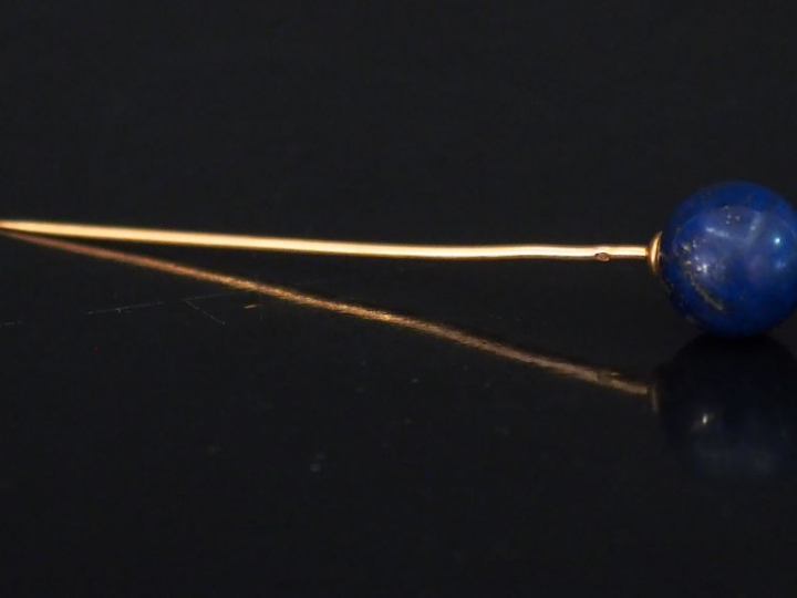 Epingle à cravate en or jaune, sertie d'une boule de lapis lazuli.  H.