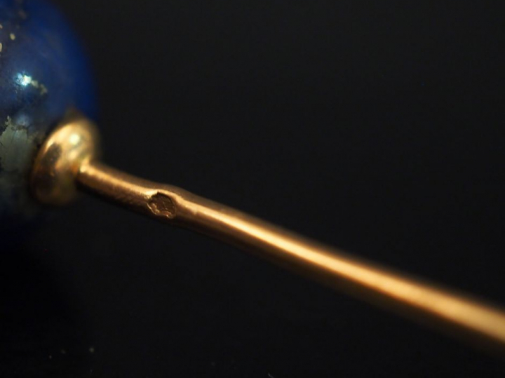 Epingle à cravate en or jaune, sertie d'une boule de lapis lazuli.  H.