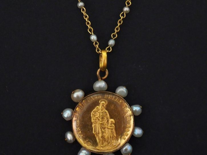 Médaille religieuse en or jaune et perles blanches en or jaune, figura