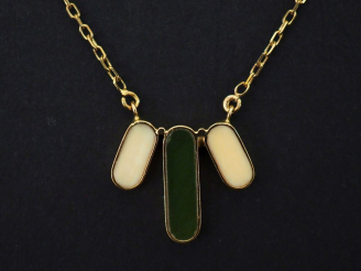 Vente aux enchères Collier souple en or jaune, maille forçat, à décor en son centre de tr