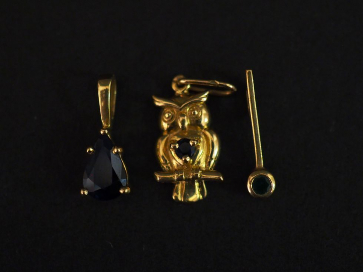 Ensemble comprenant : - un pendentif en or jaune, serti d'une pierre b