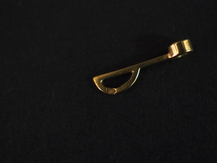 Ensemble comprenant : - un pendentif en or jaune, serti d'une pierre b