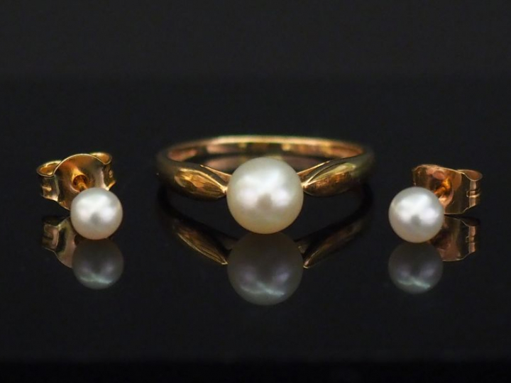 Parure en or jaune et perle. Comprenant :  - une bague  TDD. 51 1/2 - 