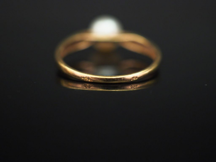 Parure en or jaune et perle. Comprenant :  - une bague  TDD. 51 1/2 - 