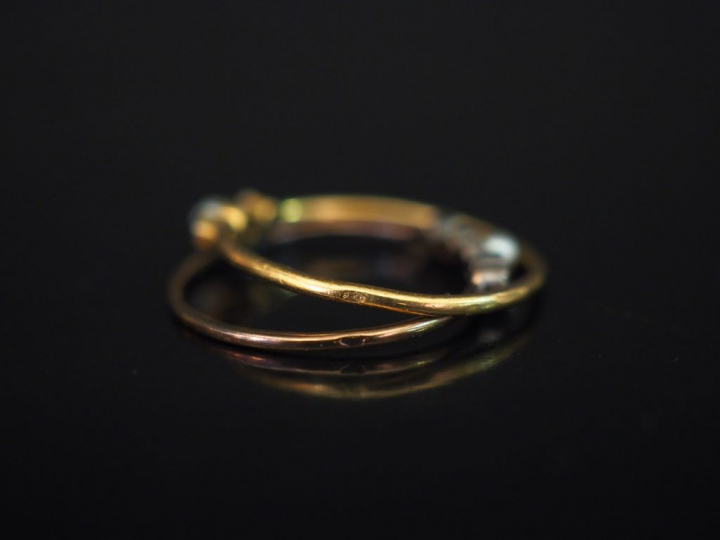 Ensemble comprenant : - une bague en or jaune, sertie en son centre d'