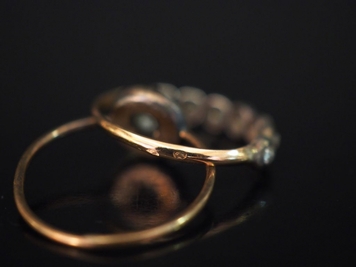 Deux différentres bagues en or jaune et argent, serties de diamants ta