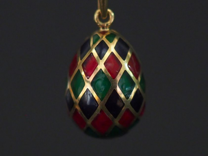 Pendentif en or jaune et émail polychrome en forme d'œuf, à décor de m
