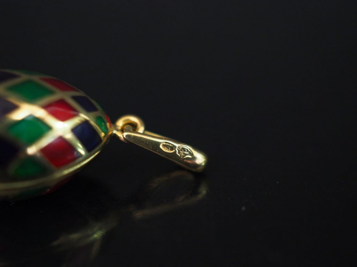 Pendentif en or jaune et émail polychrome en forme d'œuf, à décor de m