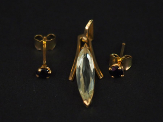 Vente aux enchères Ensemble comprenant :  - une paire de puces d'oreilles en or jaune et 