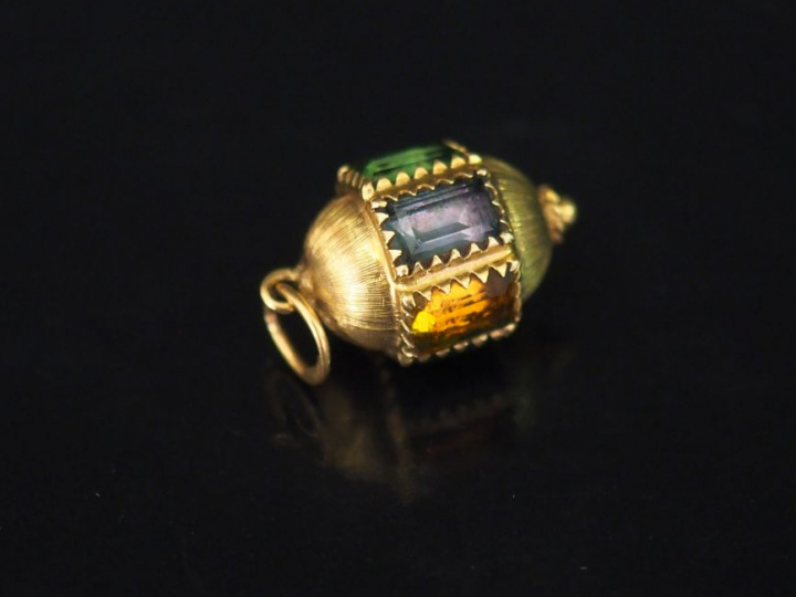 Petit pendentif en or jaune, à décor de pierres fantaisie de couleur. 