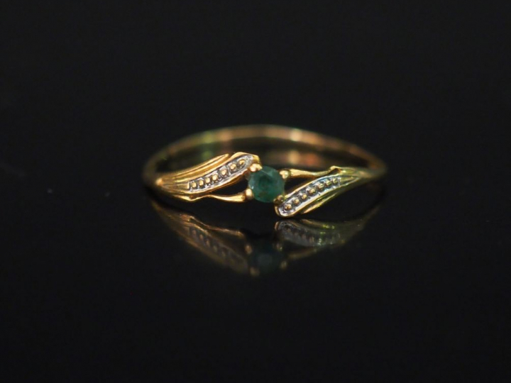 Petite bague en or jaune, sertie en son centre d'une petite pierre ver