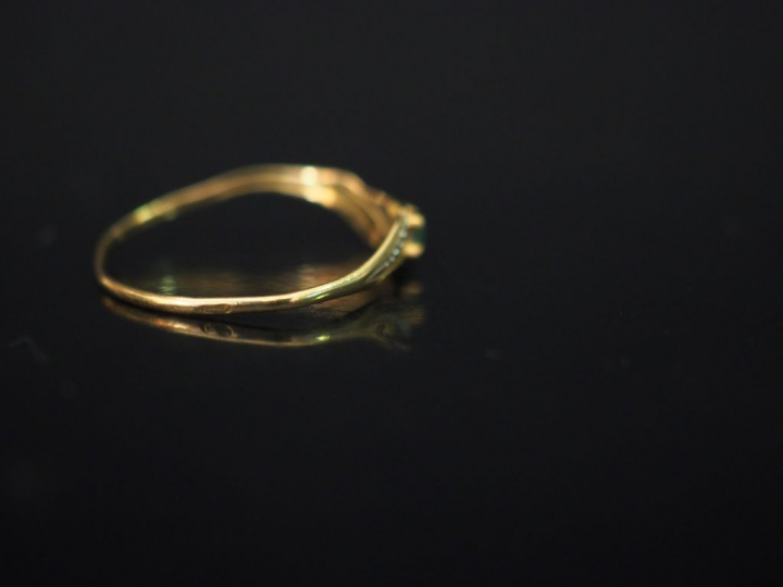 Petite bague en or jaune, sertie en son centre d'une petite pierre ver