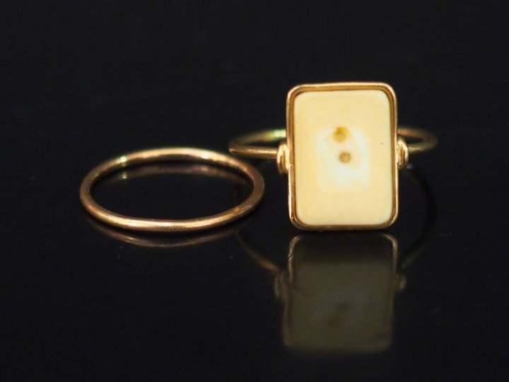 Ensemble comprenant : - une petite bague en or jaune et composition.  
