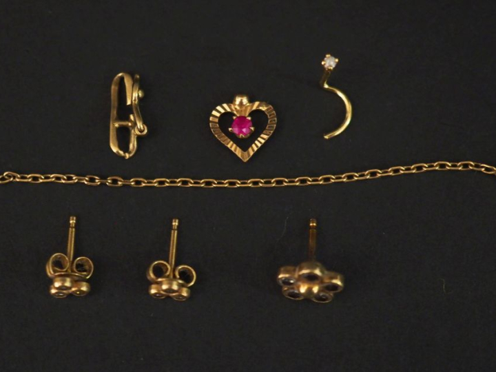 Ensemble comprenant :  - une paire de puces d'oreilles en or jaune et 