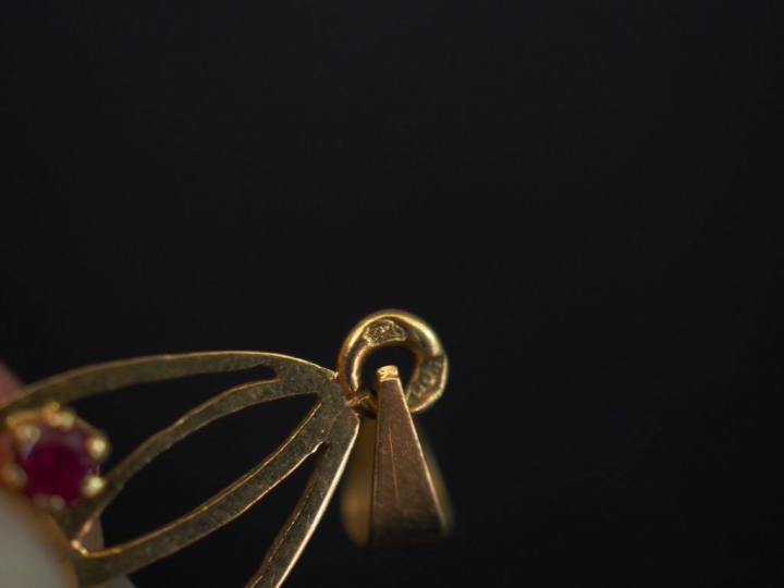 Ensemble comprenant :  - un pendentif en or jaune et composition imita