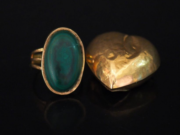 Ensemble comprenant :  - une bague en or jaune 14k, sertie en son cent