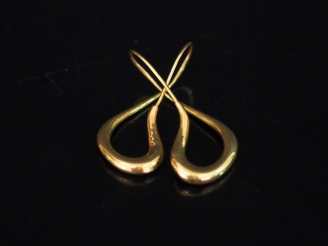 Vente aux enchères Paire de pendants d'oreilles de forme stylisée en or jaune 585.  H. 3,