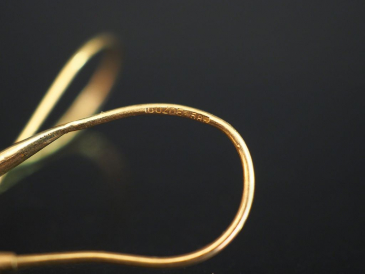 Paire de pendants d'oreilles de forme stylisée en or jaune 585.  H. 3,