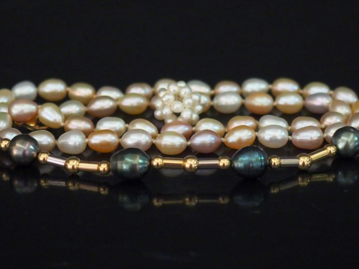 Bracelet de perles grises de forme baroque et plaqué or. Fermoir en or