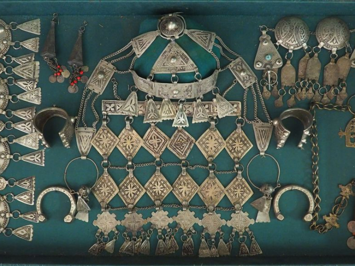 Parure Afrique du Nord en métal. Comprenant notamment un ornement pour