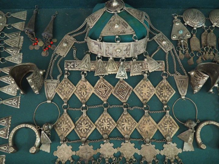 Parure Afrique du Nord en métal. Comprenant notamment un ornement pour