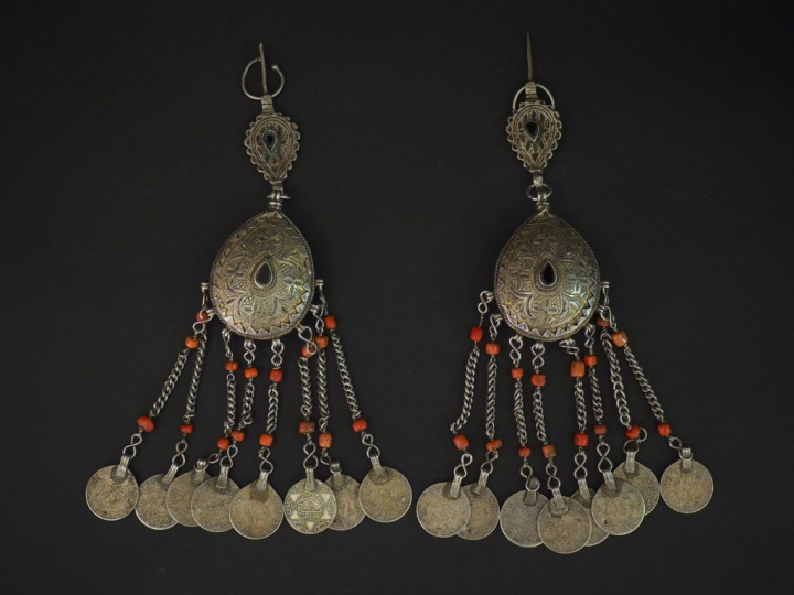 Paire de fibules Afrique du Nord en argent, à décor de pendeloques orn
