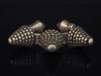 Vente aux enchères Bracelet d'enfant en argent, de style moyen oriental, à décor de trois