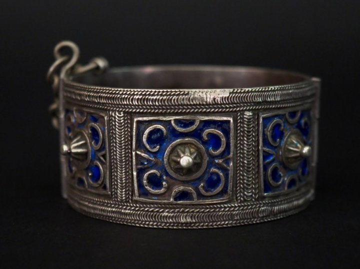 Chevillère d'enfant Afrique du Nord en argent rehaussé d'émail bleu.  