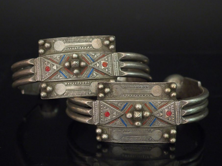 Paire de chevillères Afrique du Nord en argent, à décor de boules et m