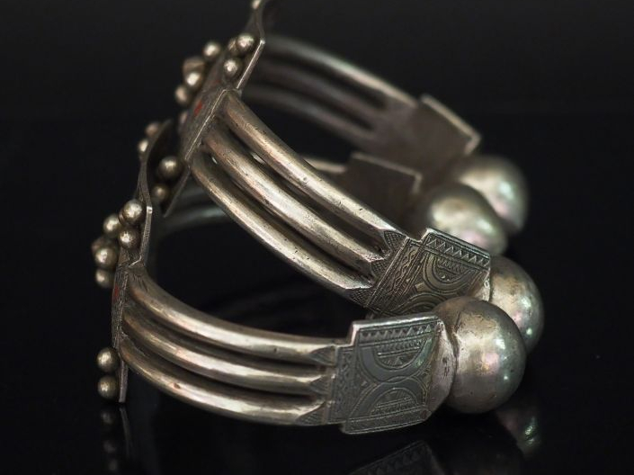 Paire de chevillères Afrique du Nord en argent, à décor de boules et m