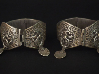 Vente aux enchères Paire de chevillères Afrique du Nord en argent, à décor de fleurs et r