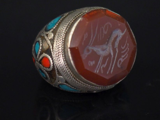 Vente aux enchères Importante bague Afrique du Nord en argent, rehaussé d'émail rouge et 