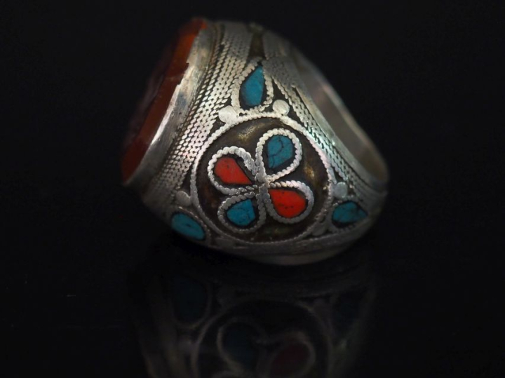 Importante bague Afrique du Nord en argent, rehaussé d'émail rouge et 