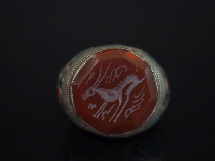Importante bague Afrique du Nord en argent, rehaussé d'émail rouge et 