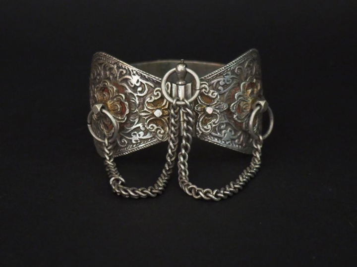 Chevillère Afrique du Nord en argent, à décor de rinceaux.  8 x 8,5 cm