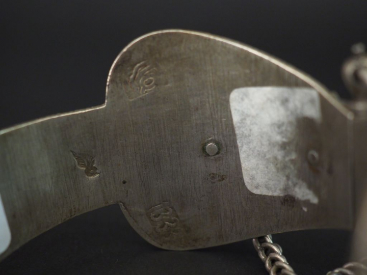 Chevillère Afrique du Nord en argent, à décor de rinceaux.  8 x 8,5 cm