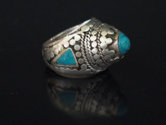 Vente aux enchères Bague dôme Afrique du Nord en argent, sertie de turquoises en cabochon