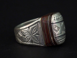 Vente aux enchères Bague Afrique du Nord en argent rehaussé d'émail, à décor de motifs gé