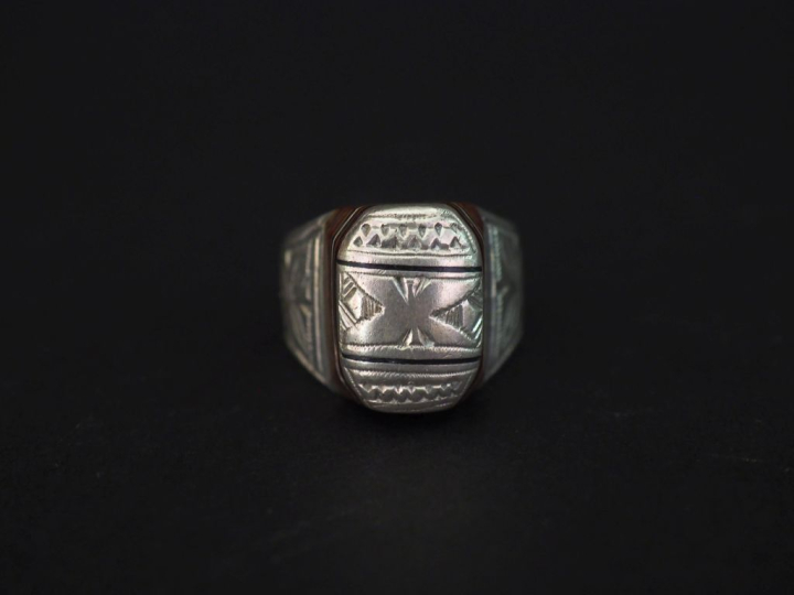 Bague Afrique du Nord en argent rehaussé d'émail, à décor de motifs gé