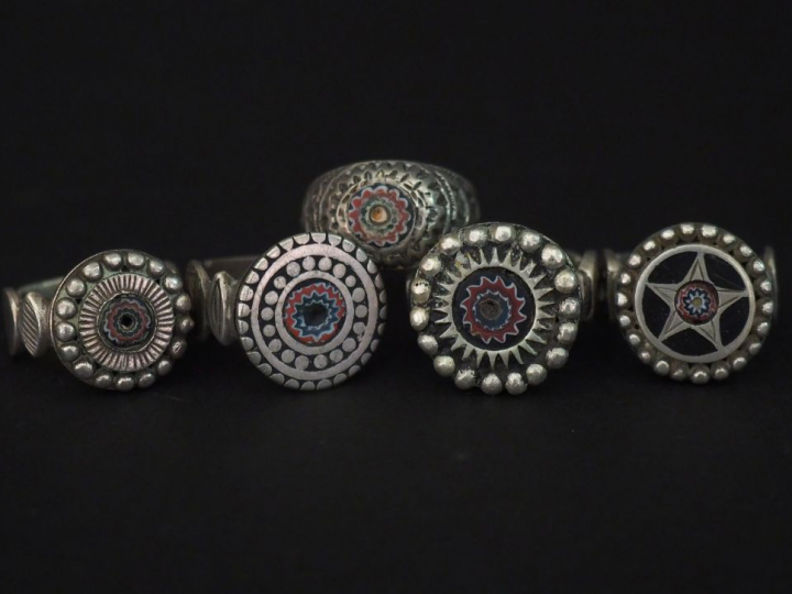 Ensemble comprenant cinq bagues Afrique du Nord en argent et compositi