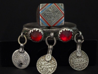 Vente aux enchères Ensemble comprenant :  - une bague Afrique du Nord en argent et émail 