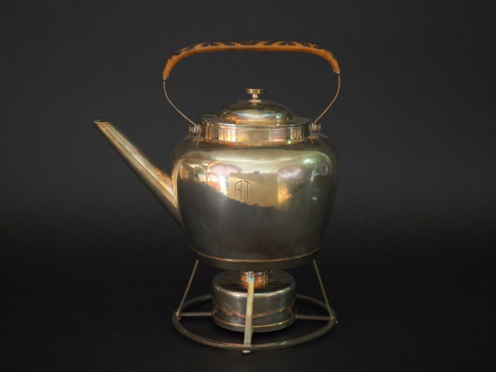 	Samovar et son réchaud en argent, poinçon Minerve.  Monogrammé.  Anse