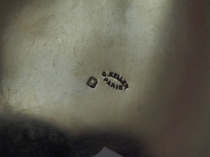 	Samovar et son réchaud en argent, poinçon Minerve.  Monogrammé.  Anse