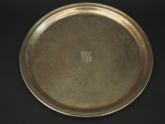 Vente aux enchères Grand plateau rond en argent russe, à décor en son centre d'armoiries.