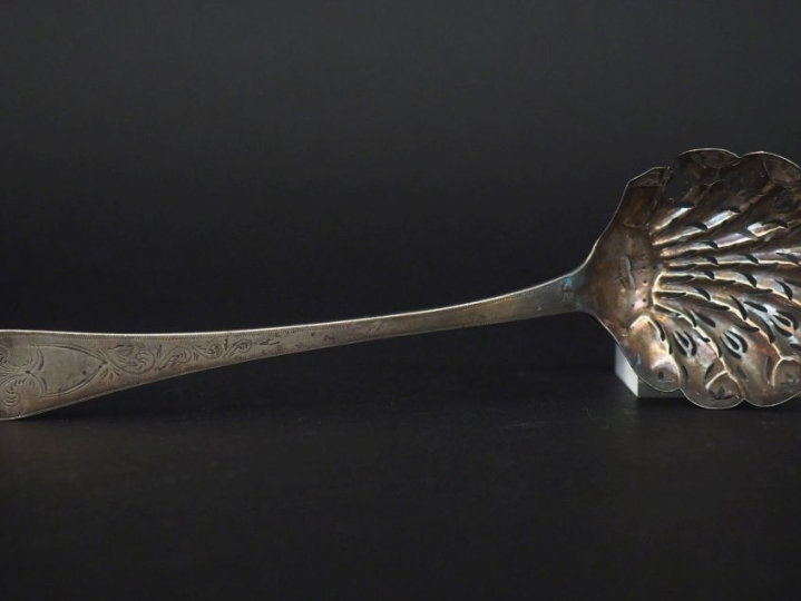 Cuillère à saupoudrer Restauration en argent, poinçon Vieillard, à déc