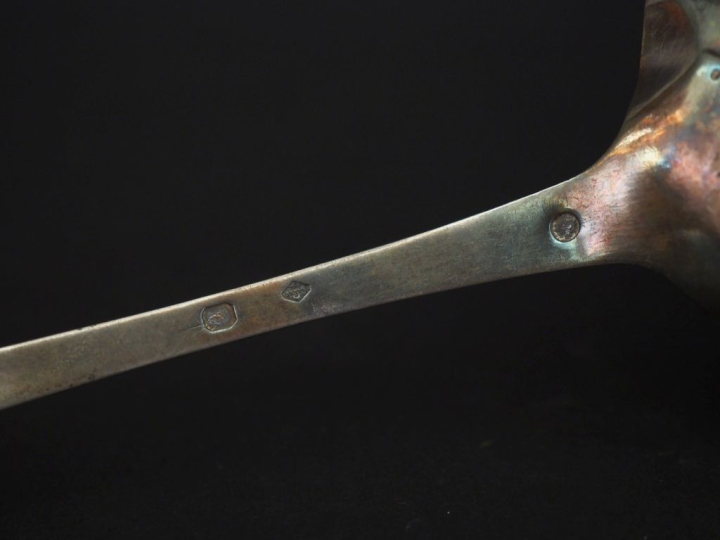 Cuillère à saupoudrer Restauration en argent, poinçon Vieillard, à déc