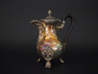 Vente aux enchères Verseuse tripode Napoléon III en argent, poinçon Minerve à décor de fe