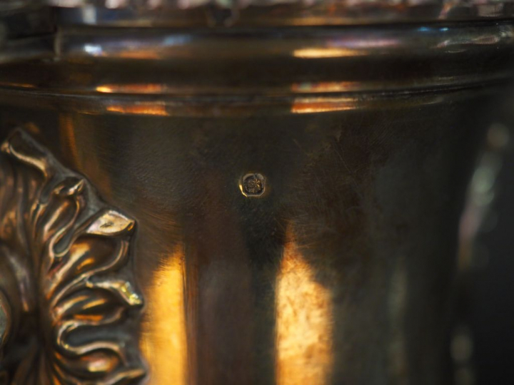 Verseuse tripode Napoléon III en argent, poinçon Minerve à décor de fe